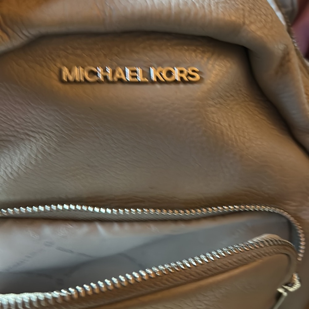 Backpack - Picture 3 of 6